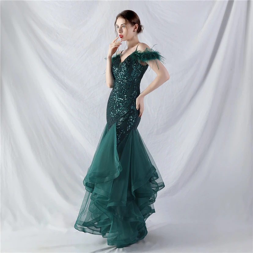Robe de danse artisanale en filet rigide orné de plumes d'autruche, de perles et de fleurs, confectionnée en maille. view 52