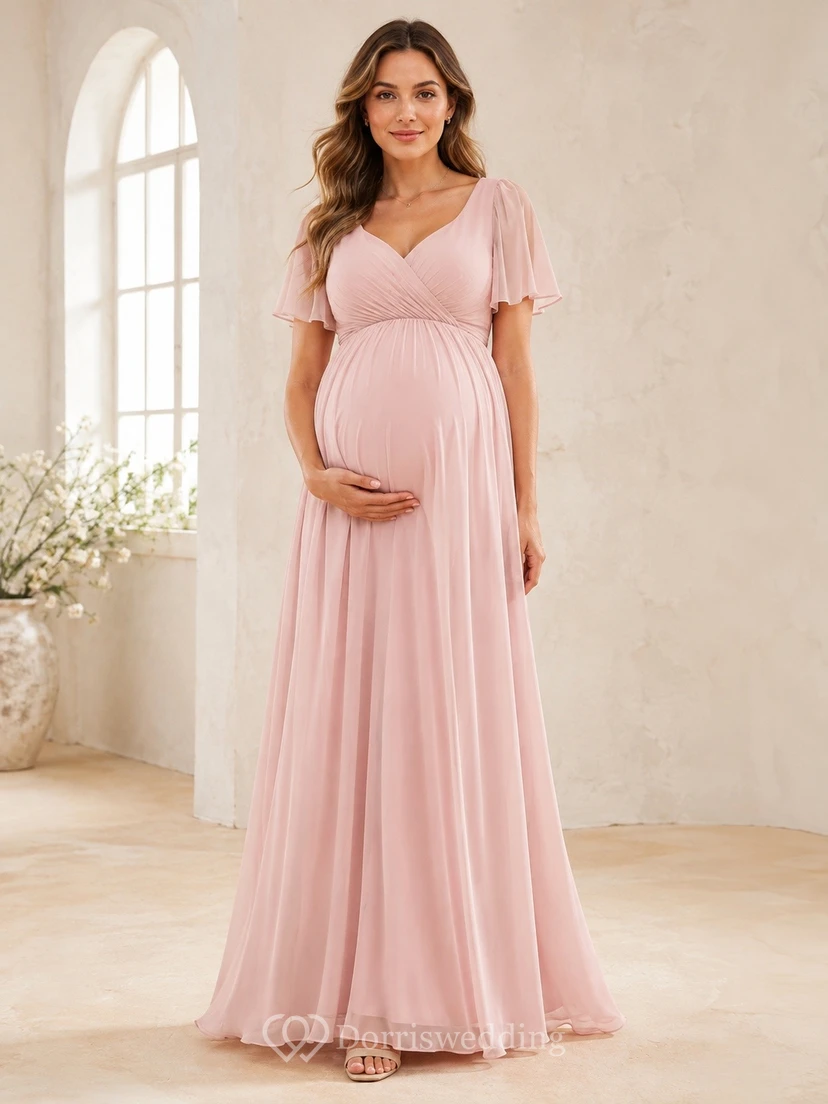 Umstandskleid in Blush mit V-Ausschnitt, flatternden Ärmeln und Empire-Schnitt, bodenlang