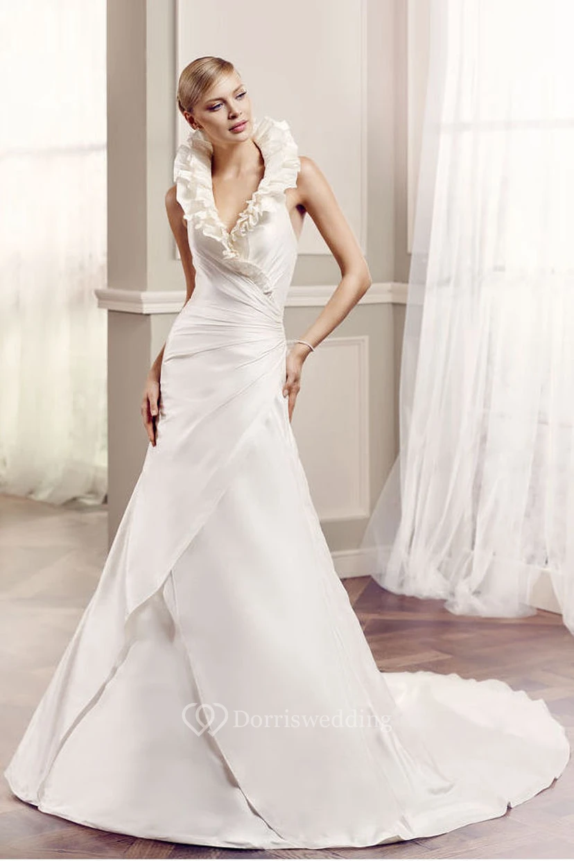 Robe de mariée en satin à volants, sans manches, coupe trapèze, col en V, longueur au sol, dos nu et drapé sur le côté