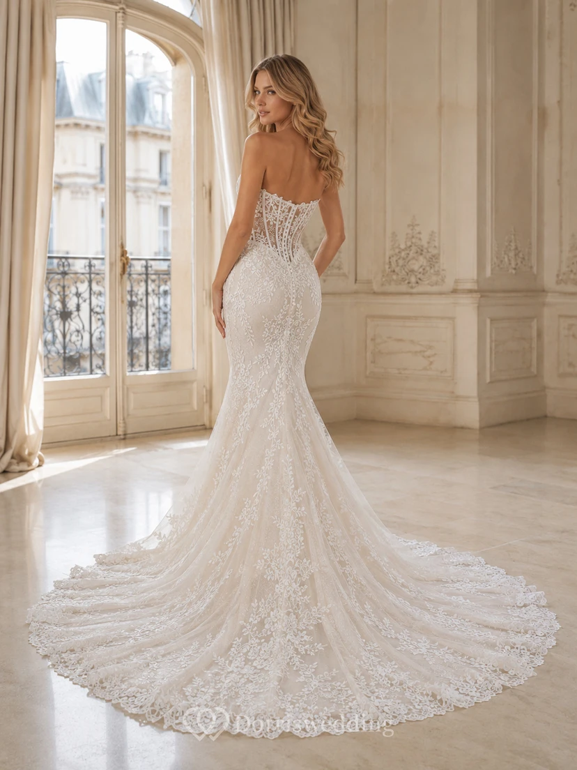 Robe de mariée sirène bustier en dentelle vaporeuse, ornée d'appliqués floraux et d'une traîne chapelle. view 2