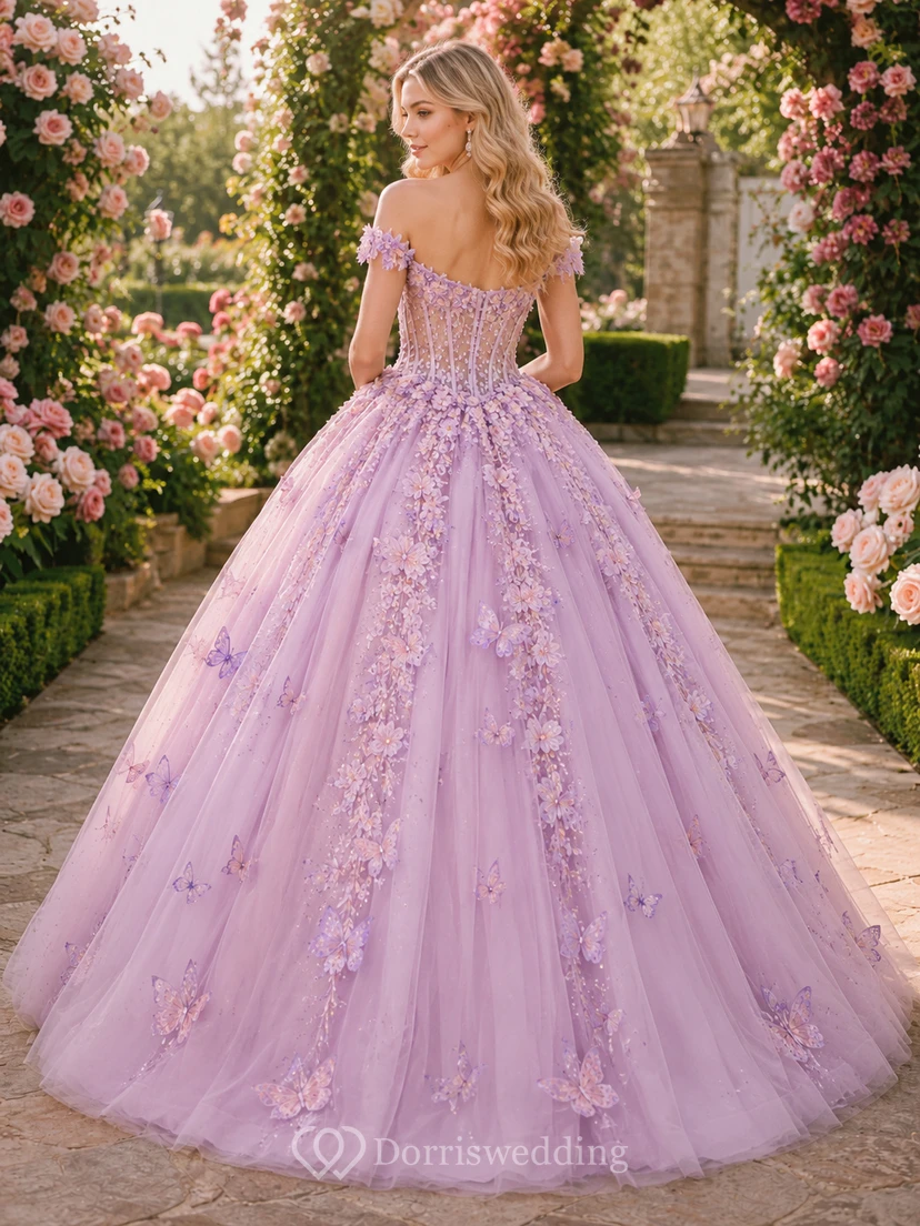 Vestido de princesa de quinceañera con estampado floral y hombros descubiertos, color lila rubor, con jardín de mariposas y estampado de mariposas. view 2