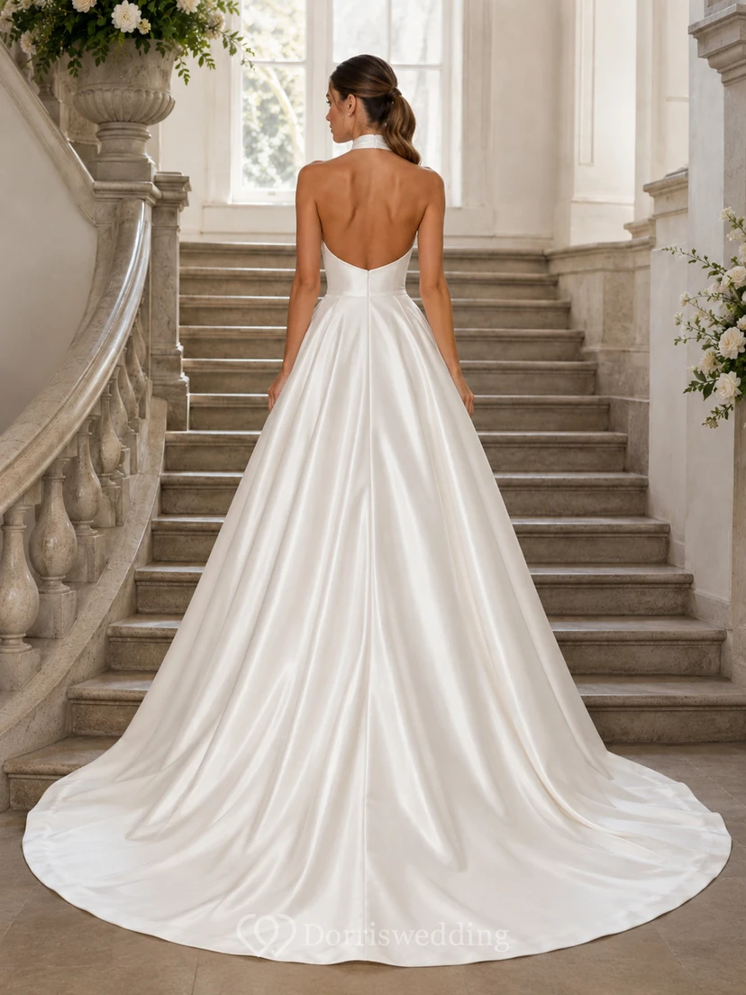 Robe de mariée moderne en satin, dos nu, sans manches, col croisé et traîne chapelle, coupe trapèze, sans manches. view 2