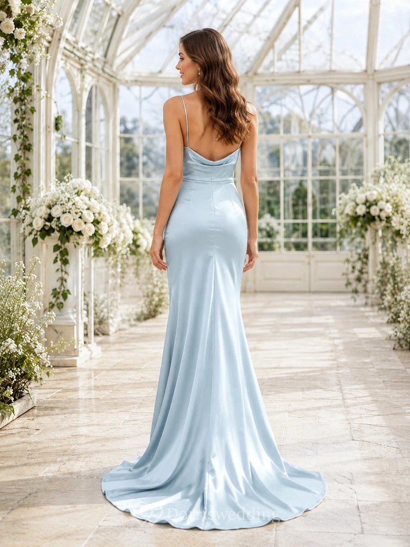 Robe de mariée fourreau bleu pâle en satin bleu pâle, à fines bretelles et col bénitier view 2
