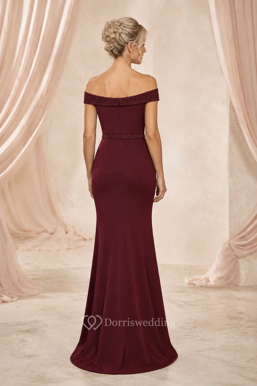 Vestido de novia burdeos de corte recto con hombros descubiertos y cinturón de cuentas para la madre de la novia. view 2