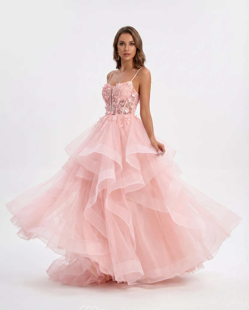 Vestido de fiesta de tul rosa rubor con volantes y tirantes finos.