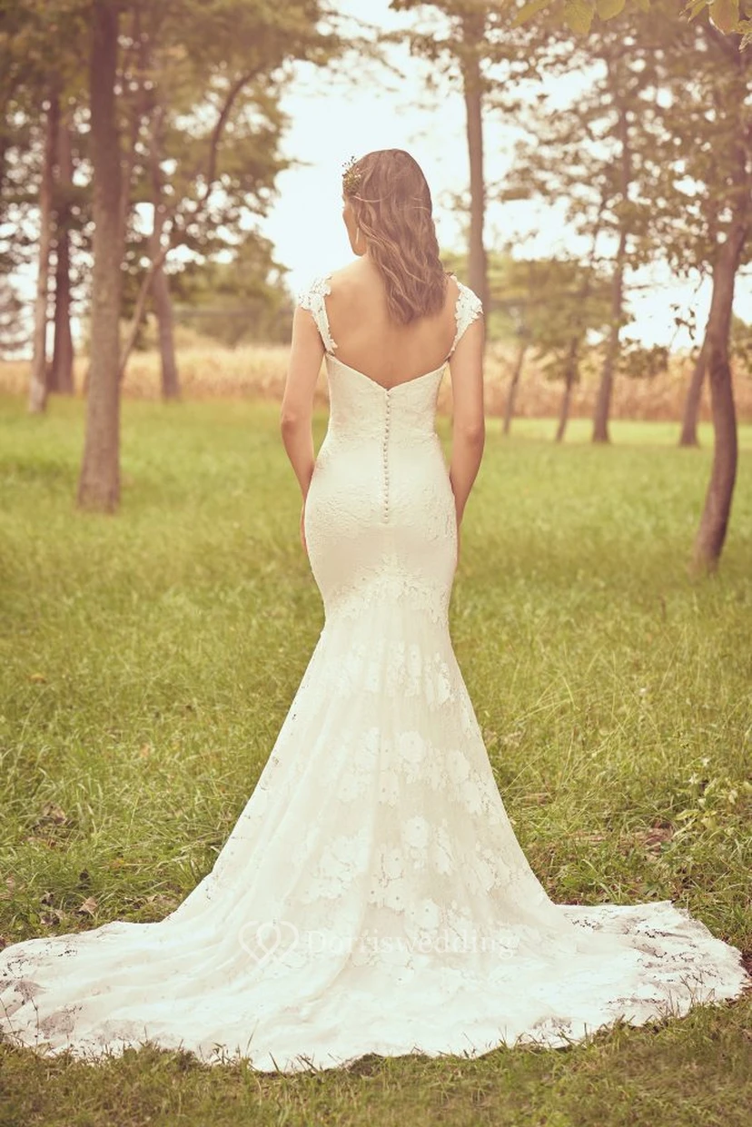 Robe de mariée vintage sirène en dentelle, dos nu, manches courtes et boutons view 2