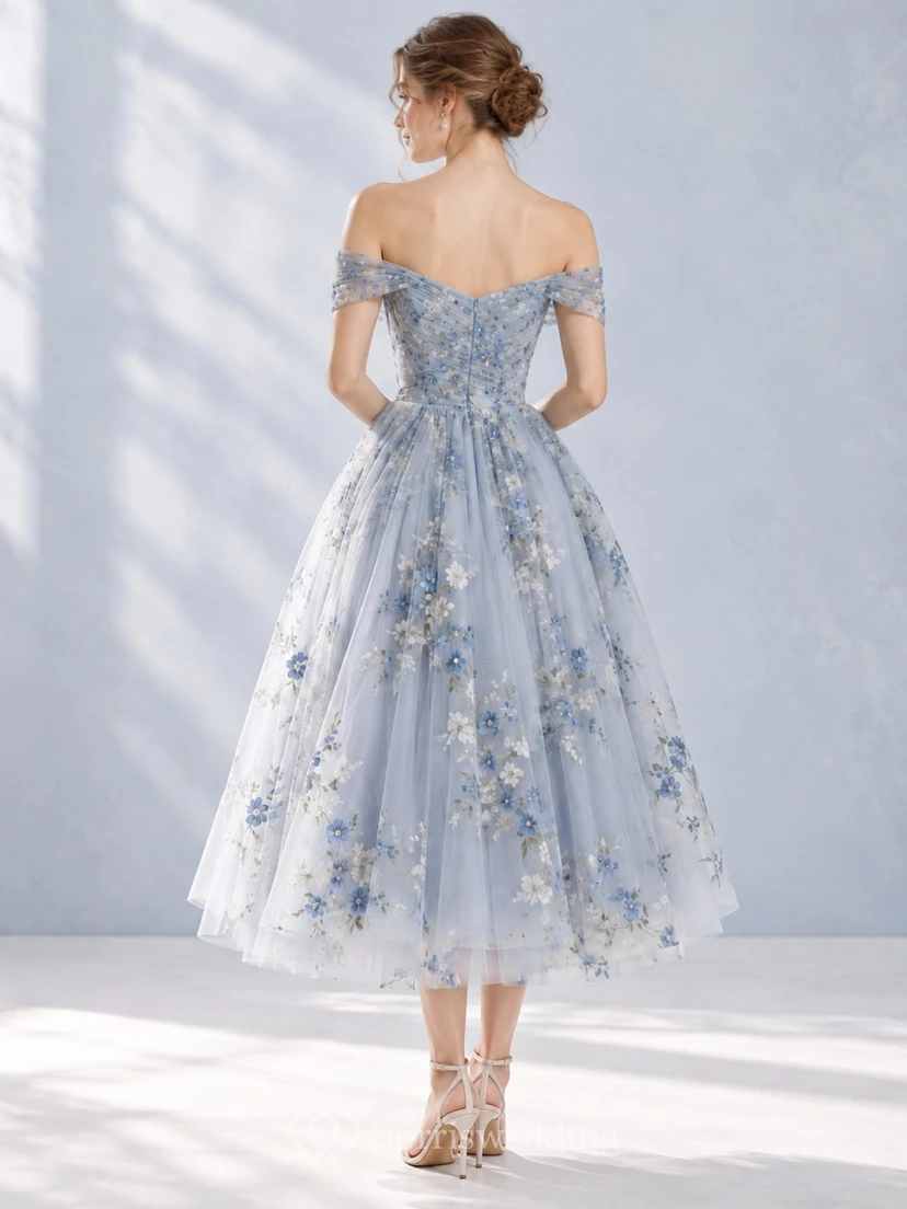 Vestido de dama de honor vintage de tul azul cielo con estampado floral y hombros descubiertos, largo hasta la rodilla view 2