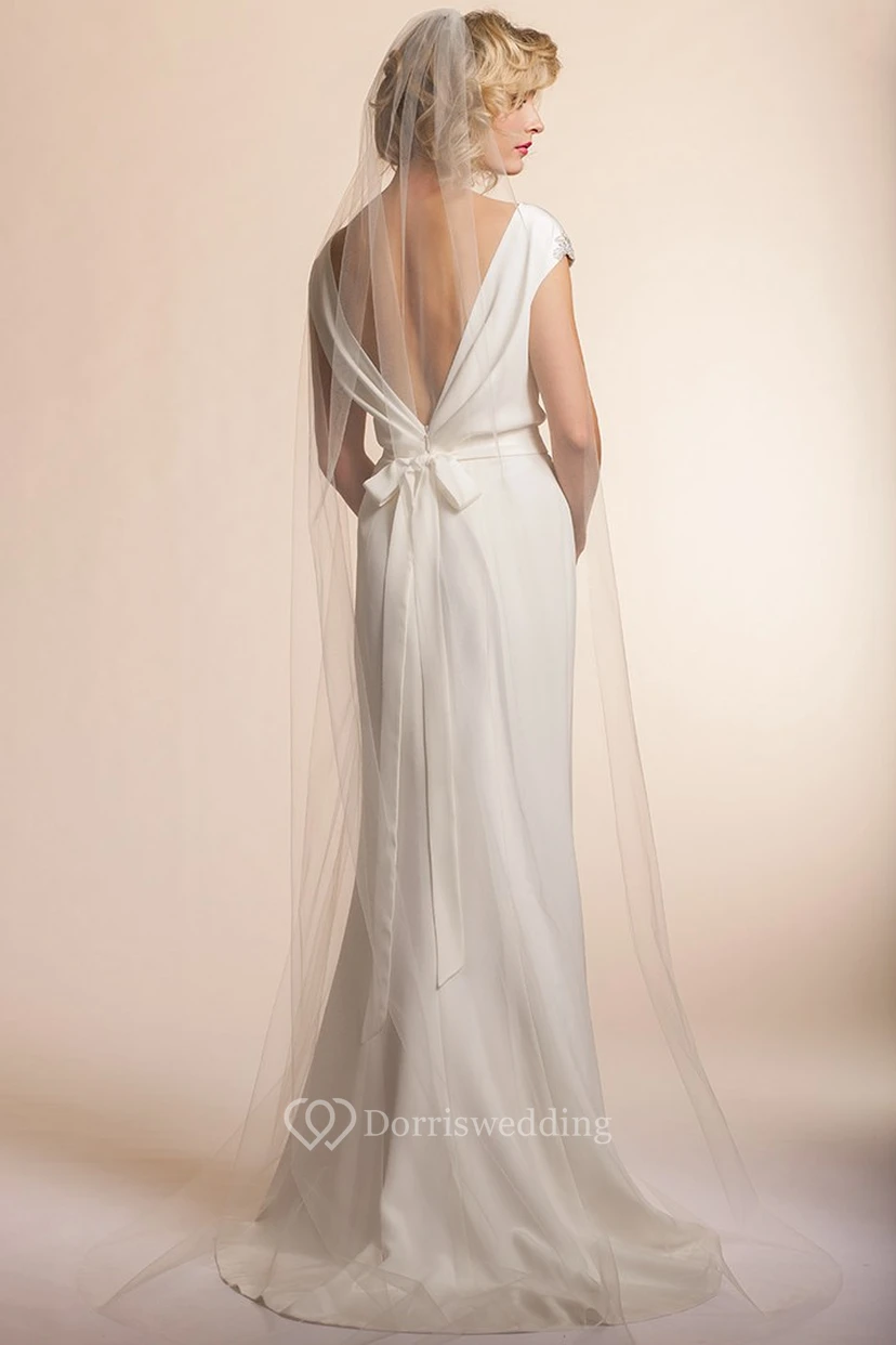 Vestido de novia sencillo de gasa con escote en V, mangas cortas y detalles de pedrería, largo hasta el suelo. view 2