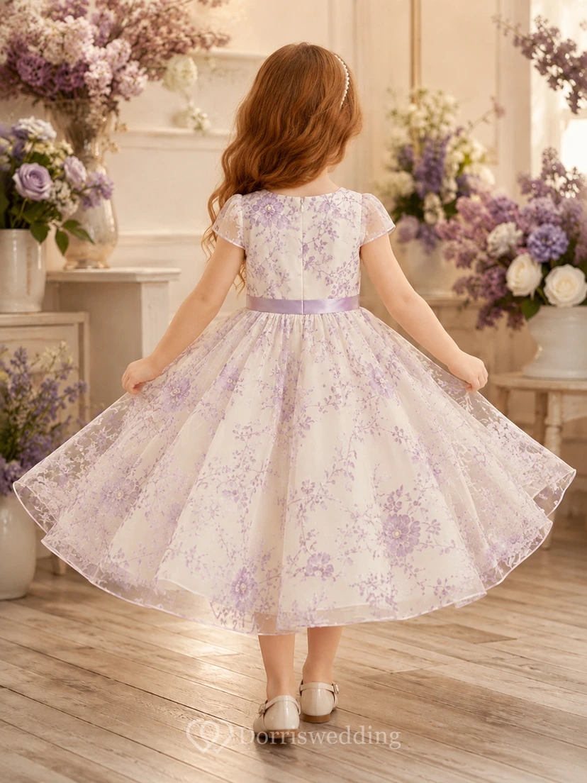 Robe de demoiselle d'honneur en organza à fleurs lavande, col carré, manches courtes, longueur genou, coupe trapèze view 2