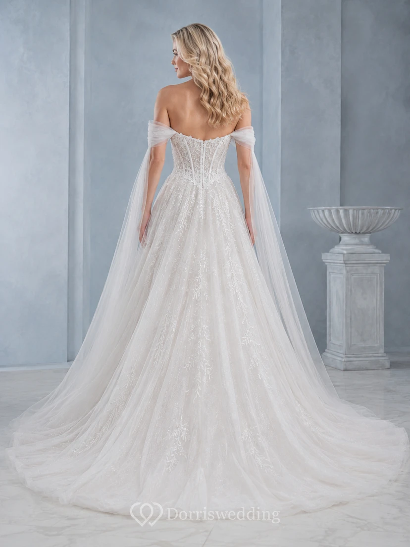 Robe de mariée romantique à épaules dénudées, cape, dentelle florale, coupe trapèze et traîne chapelle view 2