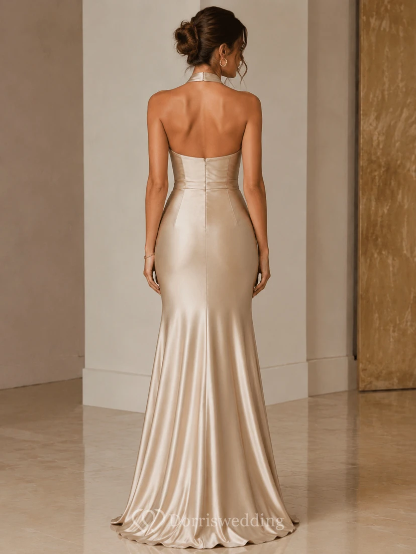 Robe de soirée fourreau en satin, dos nu, sans manches et drapée, longueur au sol view 2
