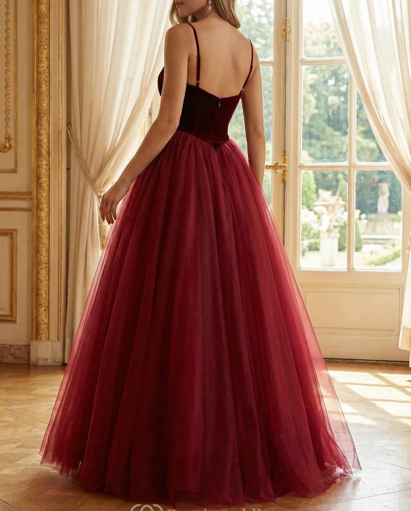 Burgunderfarbenes Ballkleid aus Samt und Tüll mit Spaghettiträgern view 2