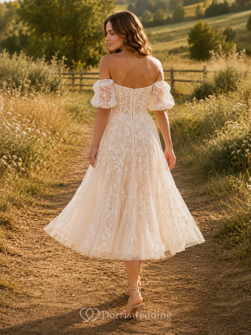 Robe de mariée bohème mi-longue à épaules dénudées, manches bouffantes en dentelle, coupe trapèze et volants view 2