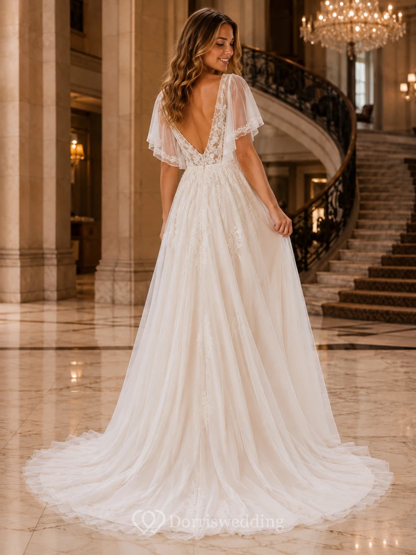 Robe de mariée en mousseline de soie polie et dentelle, décolleté en V profond, manches papillon, bustier trapèze avec traîne chapelle et dos nu plongeant, manches papillon. view 2