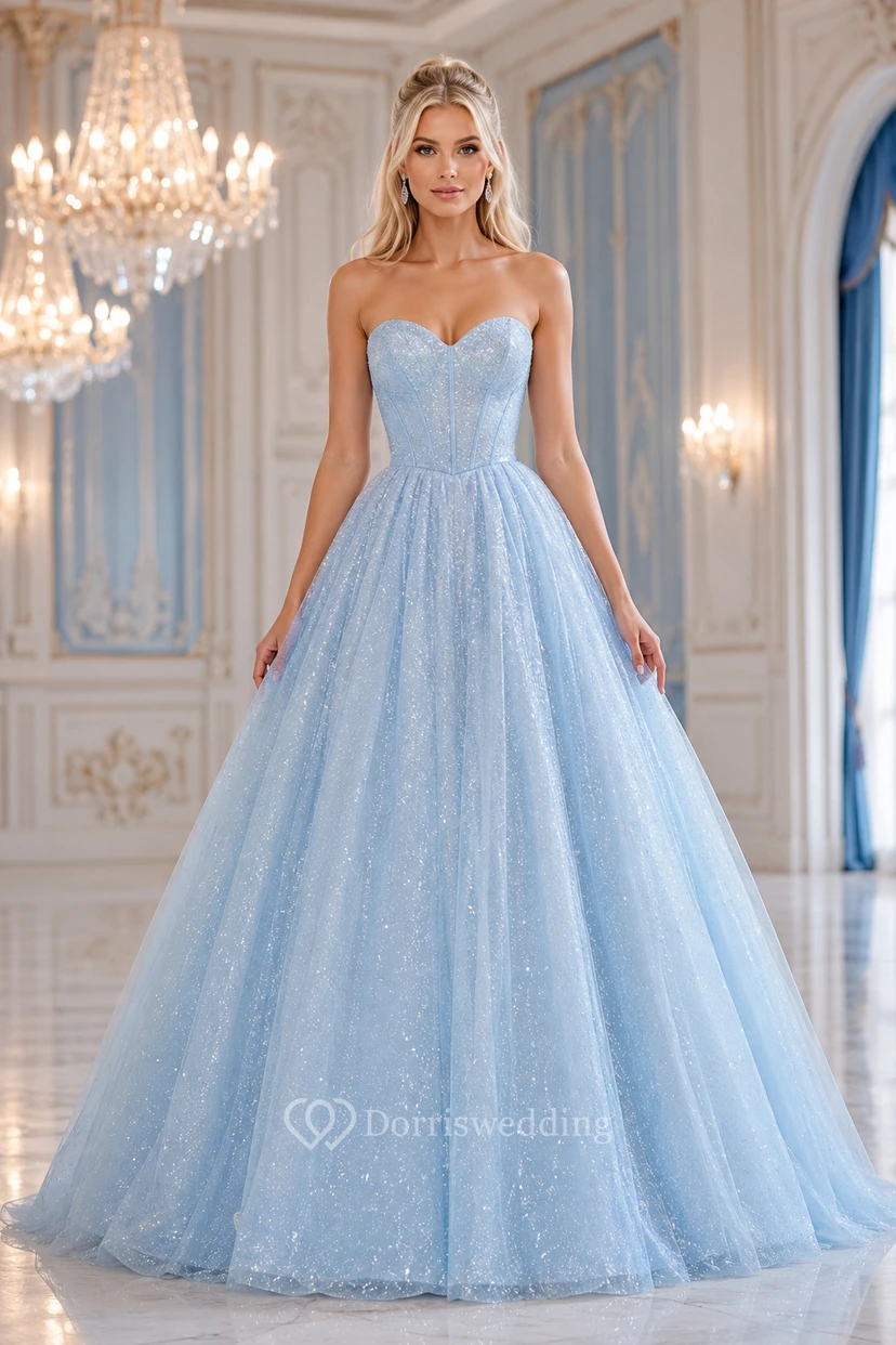 Vestido de fiesta de gala azul cielo sin tirantes de tul brillante con corpiño de escote corazón.