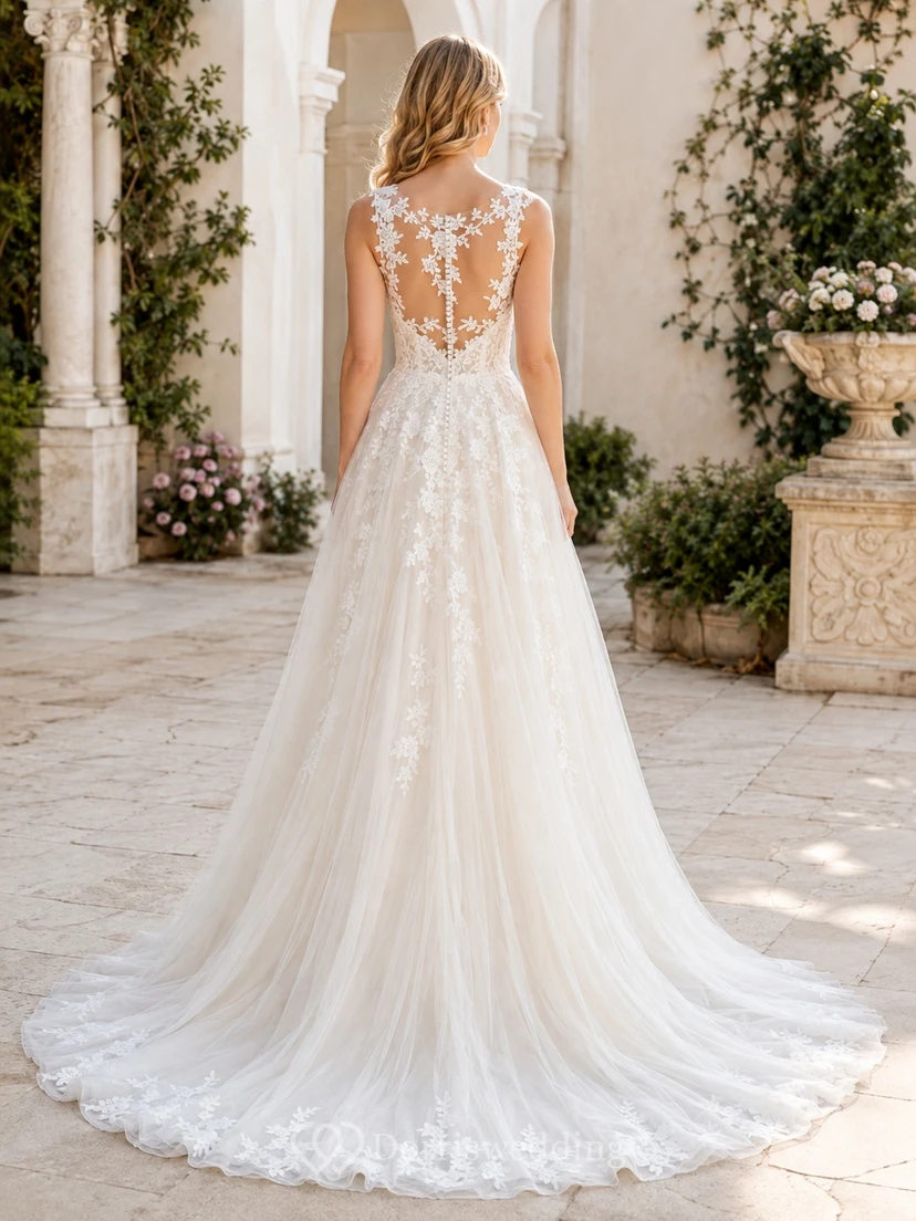 Robe de mariée élégante et romantique en dentelle, coupe trapèze, décolleté cœur, sans manches, ornée d'appliqués et d'une traîne chapelle view 2