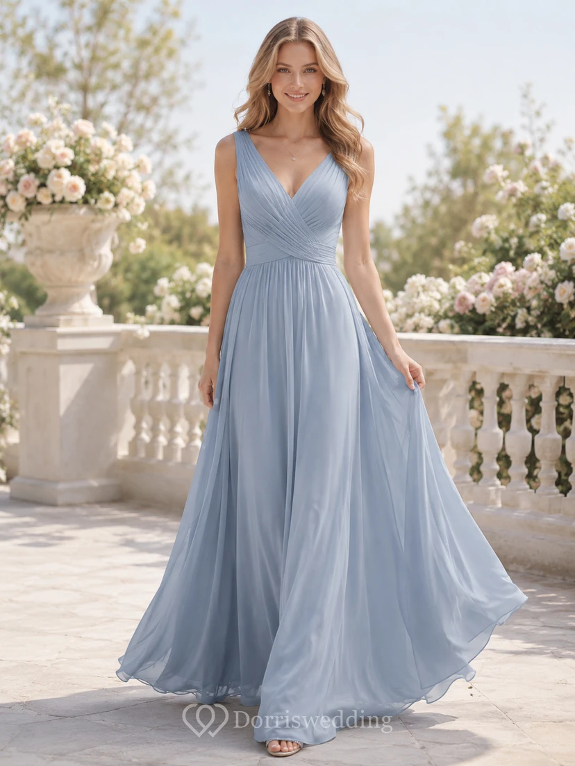 Robe de mariée bleu acier en mousseline plissée à col V et coupe trapèze, col en V