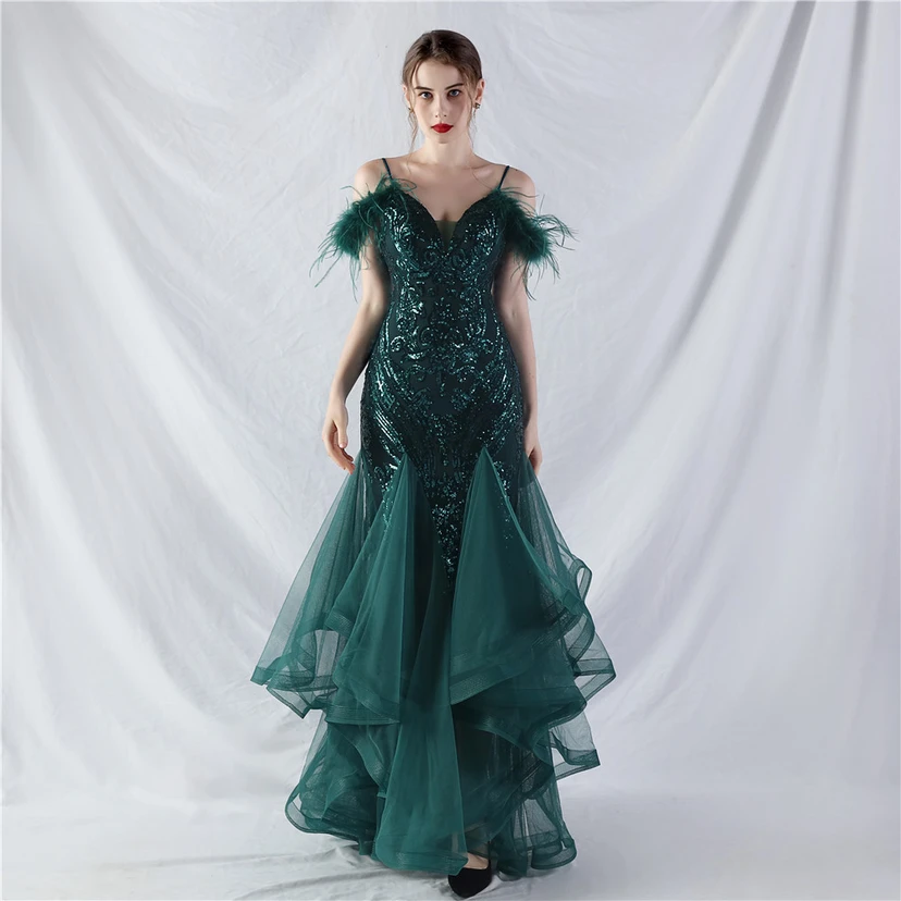 Robe de danse artisanale en filet rigide orné de plumes d'autruche, de perles et de fleurs, confectionnée en maille. view 50