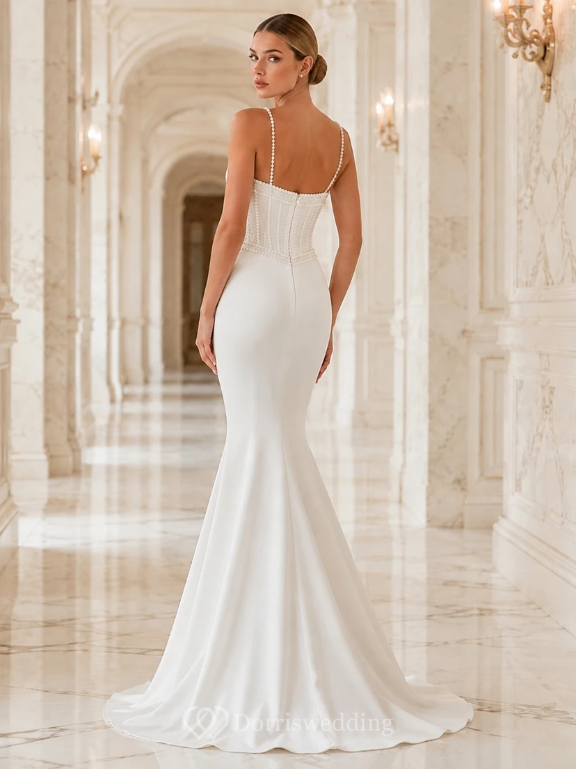 Vestido de novia de satén sin mangas con escote corazón y cola larga, adornado con perlas. view 2
