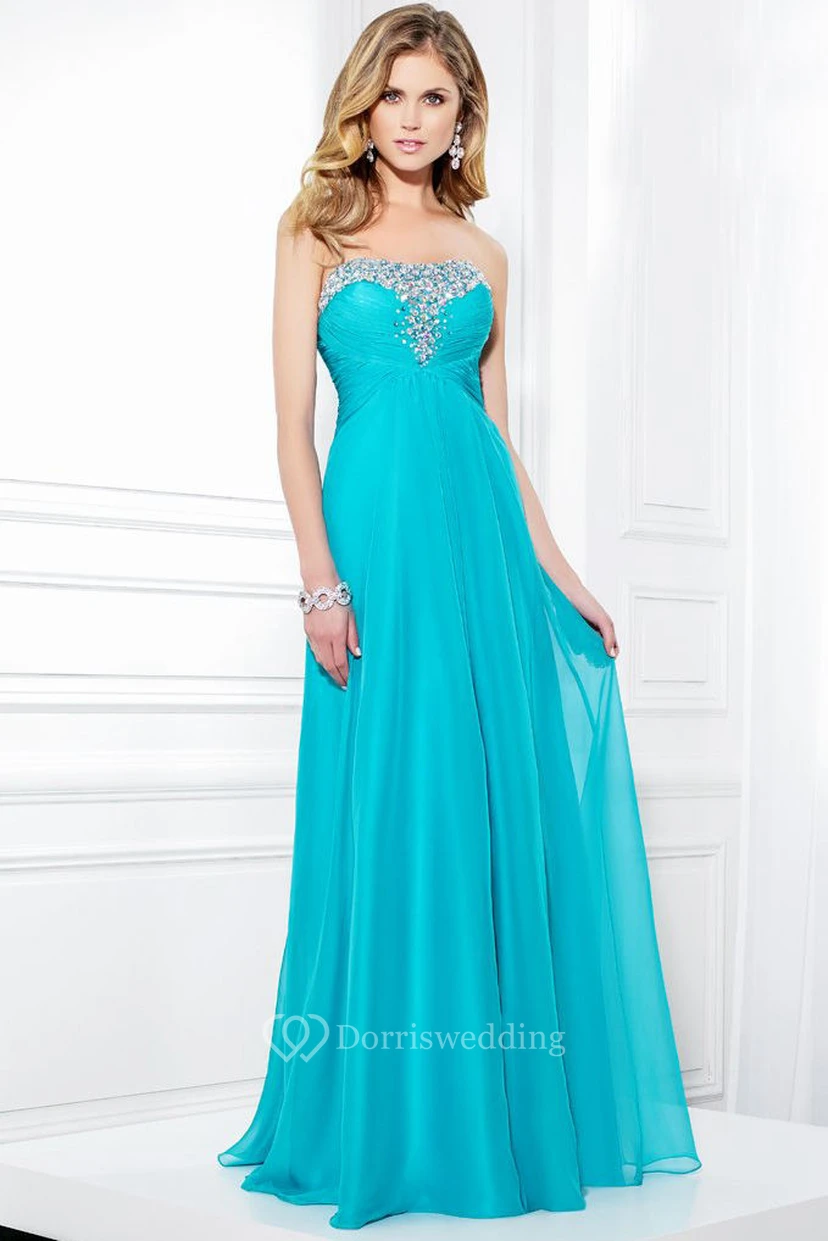 Vestido de fiesta largo hasta el suelo, sin mangas, sin tirantes, de gasa fruncida con pedrería.