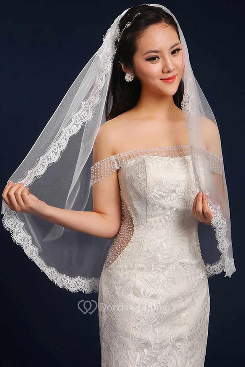Simple Style Fingertip Short Tulle Wedding Veil with Lace Edge view 3