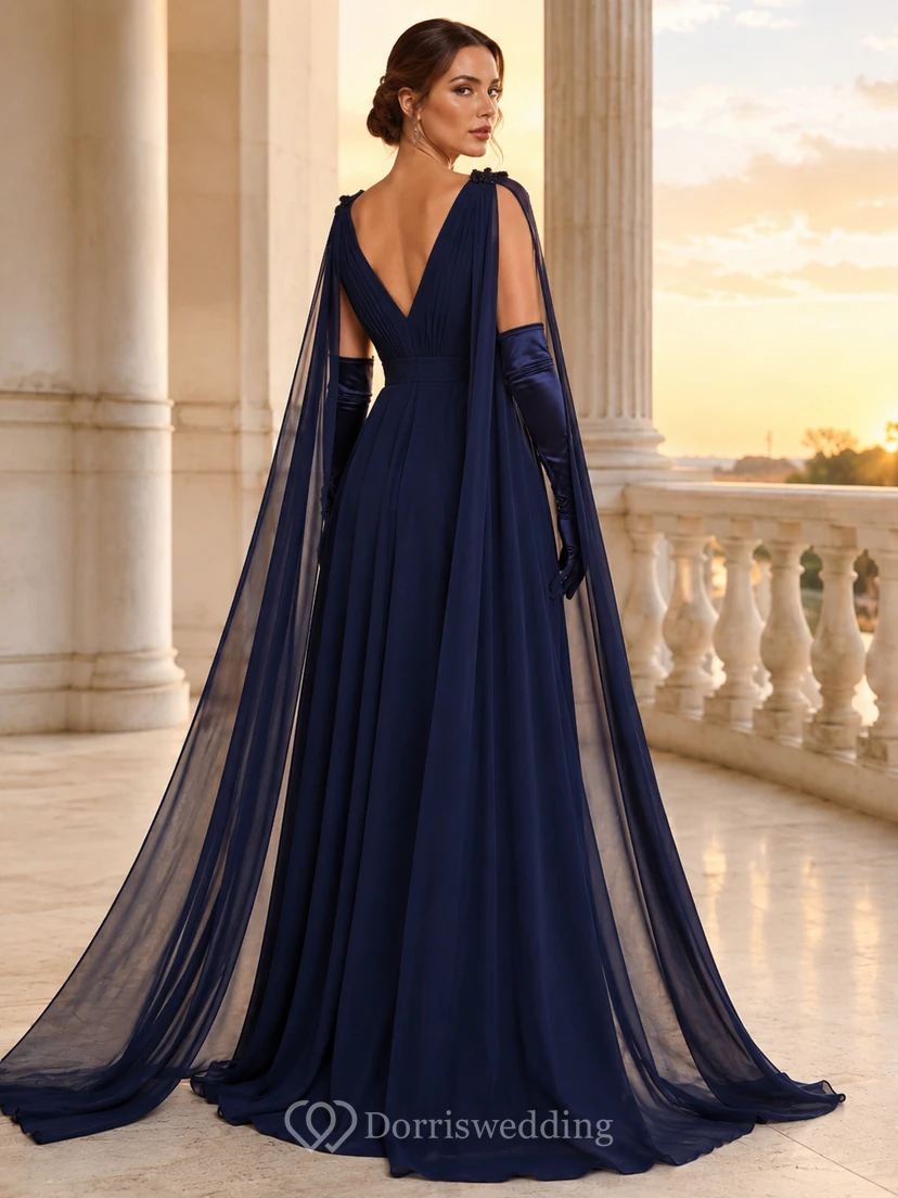 Robe de soirée longue en mousseline bleu marine foncé, décolleté plongeant en V, sans manches, coupe trapèze, avec cape. view 2