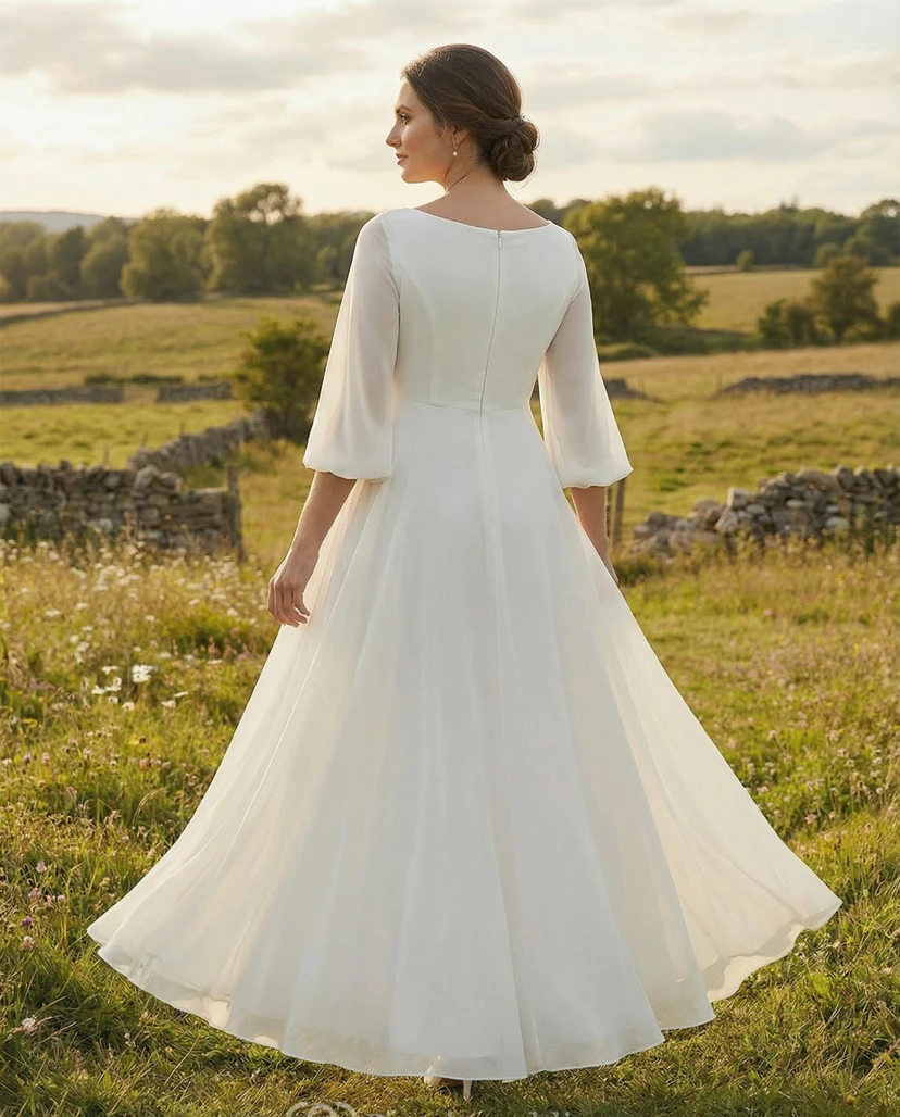 Robe de mariée de maternité à encolure bateau, manches papillon transparentes et jupe mi-longue. view 2