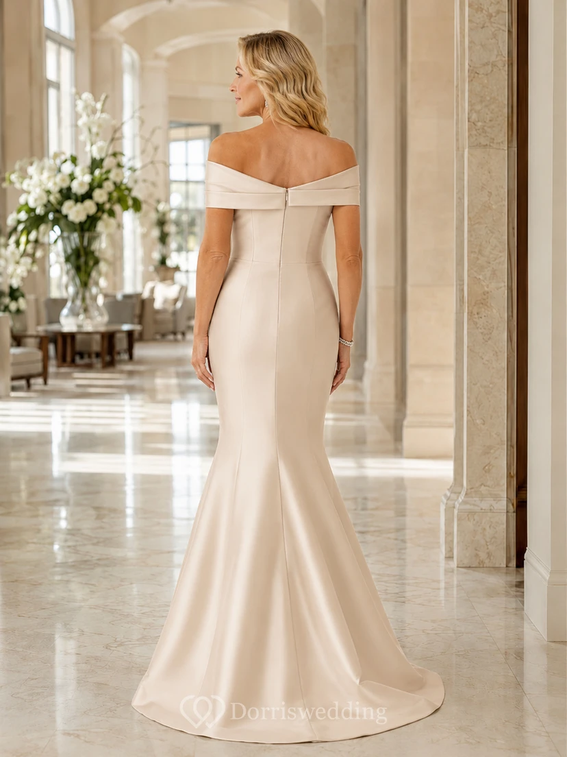 Elegantes, champagnerfarbenes Meerjungfrauen-Kleid aus Satin in Bodenlänge für die Mutter der Braut mit schulterfreiem, gefaltetem Ausschnitt und Schleppe. view 2