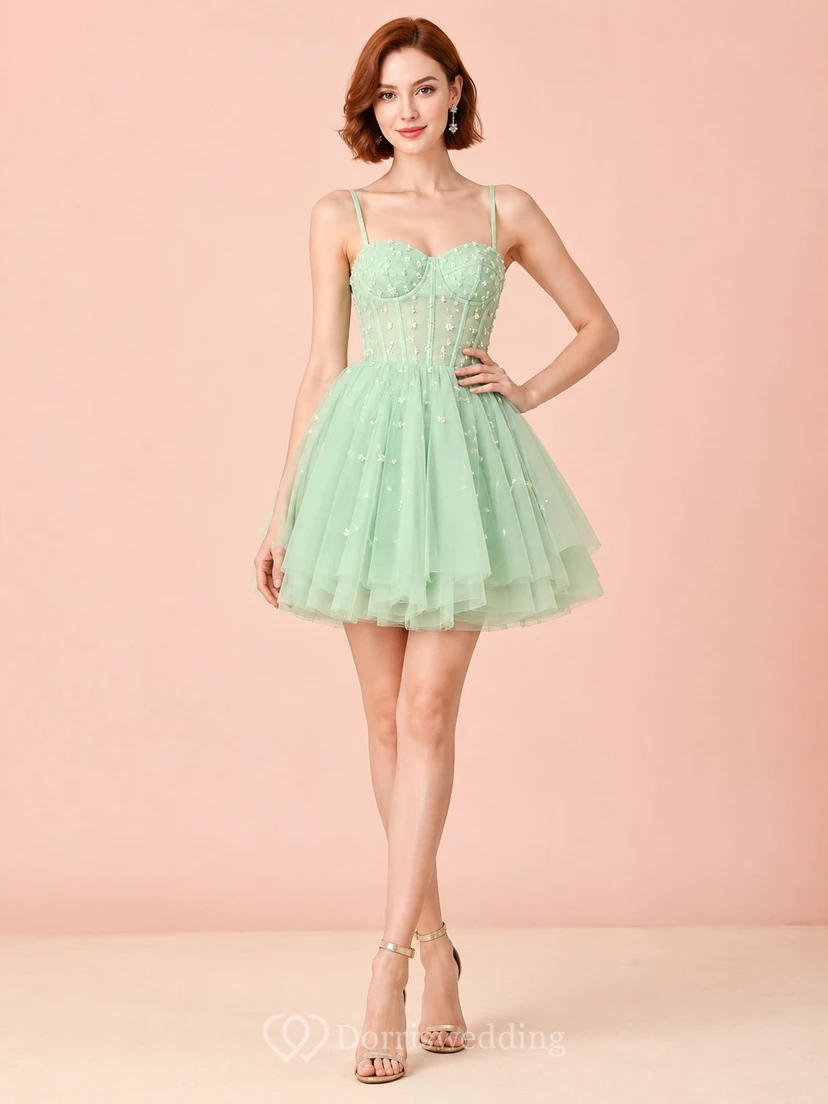 Robe courte vert menthe pastel avec détail de fleur en perles et ourlet évasé