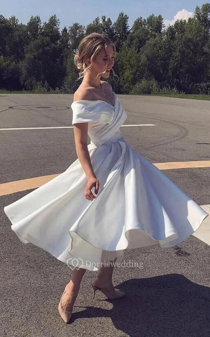 Vestido de novia corto de satén sencillo, con escote Bardot y tirantes cruzados, corte imperio y silueta en A. view 3