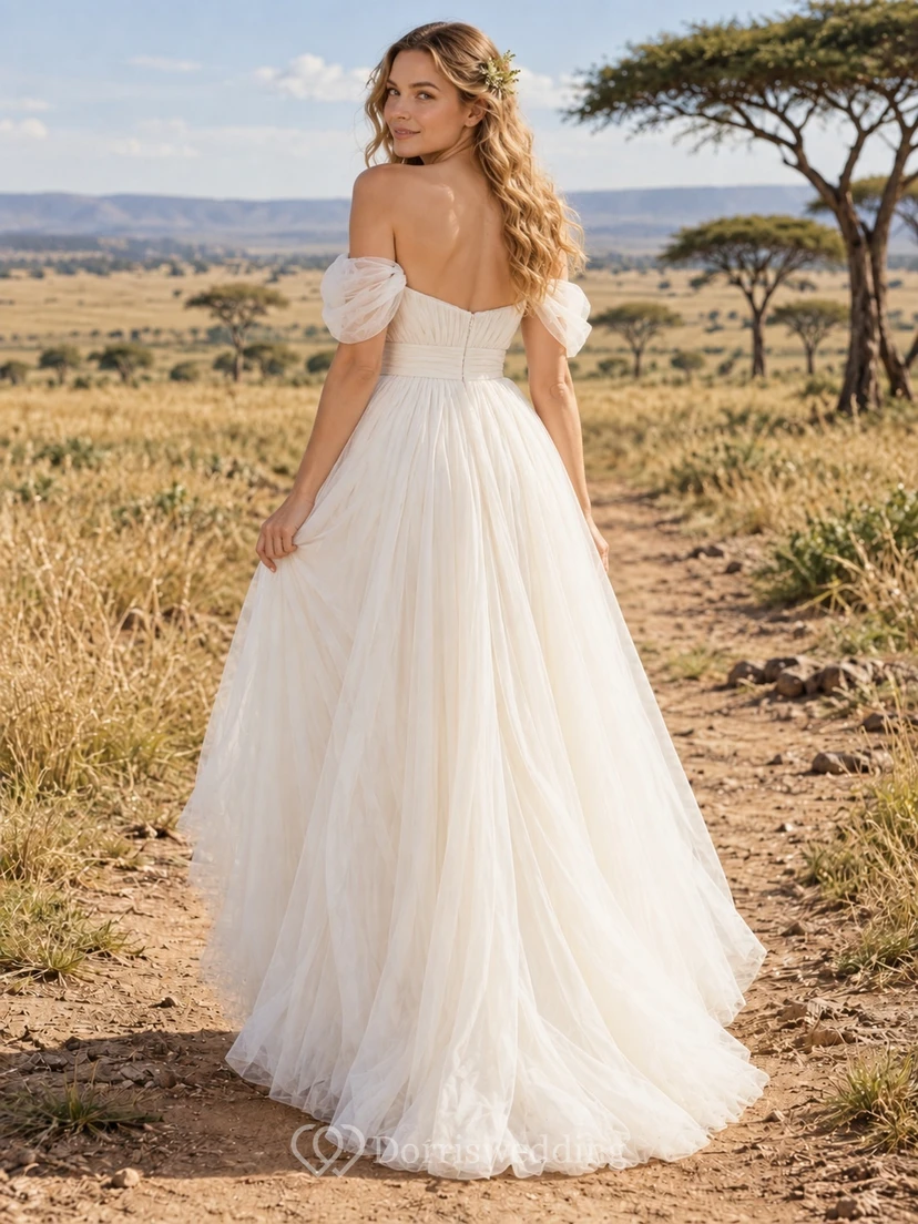 Vestido de novia sencillo de tul con escote corazón fruncido y hombros descubiertos. view 2