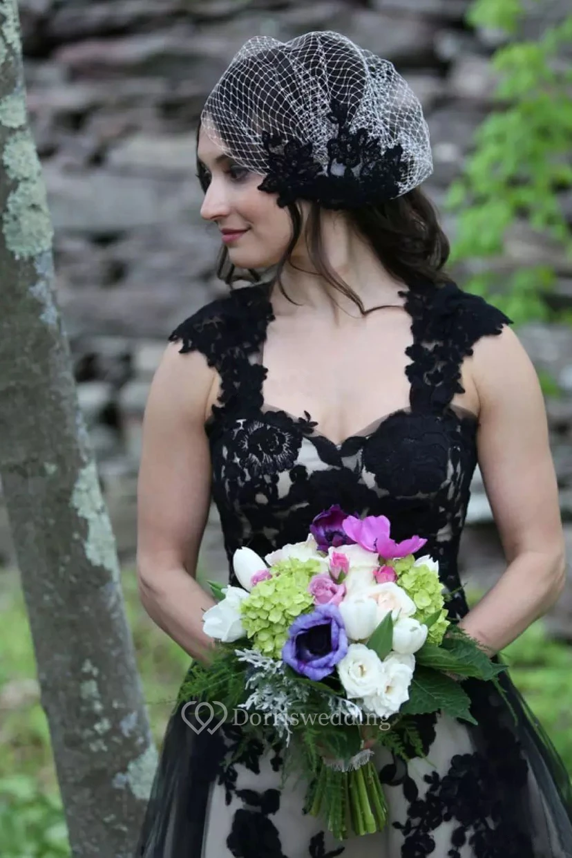 Robe de mariée trapèze à bretelles en dentelle, sans manches, longueur cheville, asymétrique avec fermeture éclair au dos. view 4