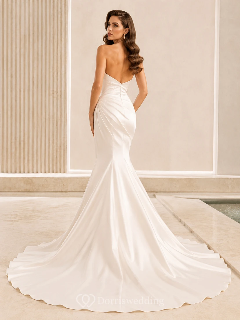 Robe de mariée sirène moderne en satin, bustier cœur, fronces chapelle, dos nu élégant, fermeture éclair, longueur au sol view 2