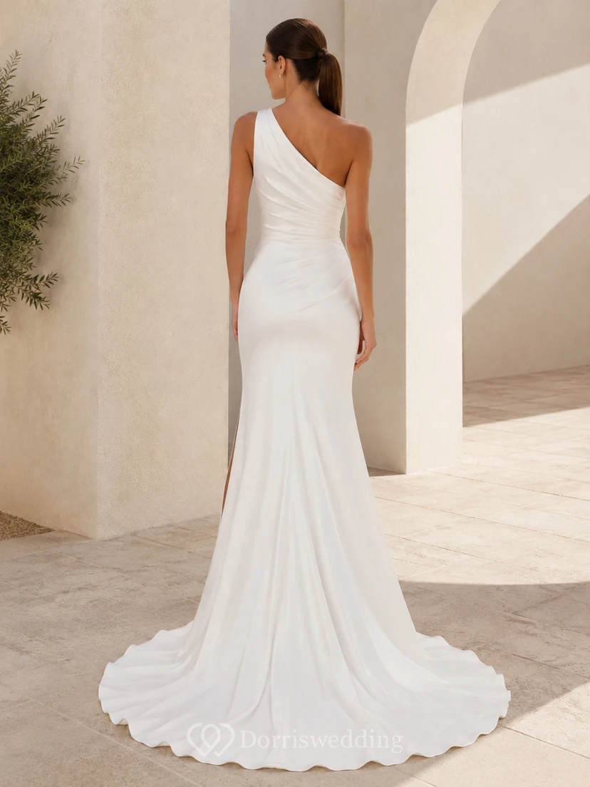 Robe de mariée minimaliste en satin, fourreau asymétrique sans manches, traîne et fente. view 2