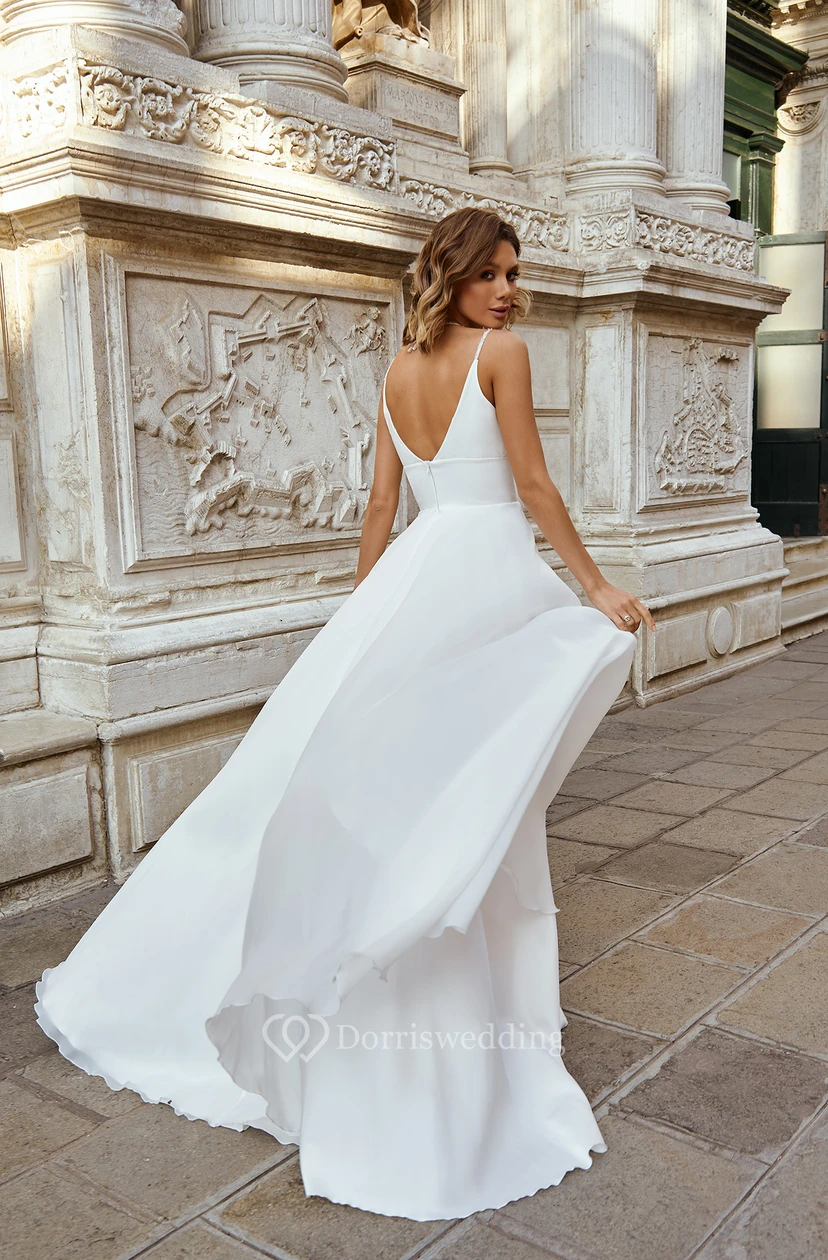 Vestido de novia sencillo de corte imperio con tirantes finos, abertura frontal y escote en V en la espalda. view 2