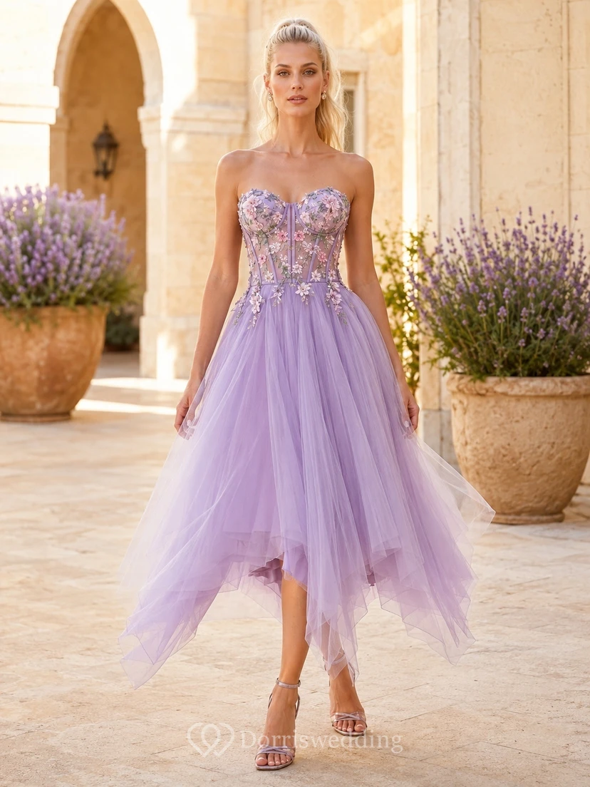 Robe de bal midi en tulle lavande, bustier bustier fleuri sans bretelles, jupe ample à volants et jupe mouchoir