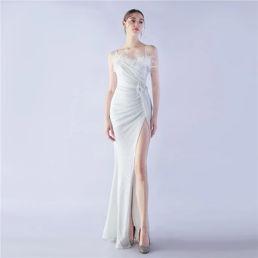 Vestido de noche de alta gama para bodas, con flores y detalles de plumas de avestruz. view 73