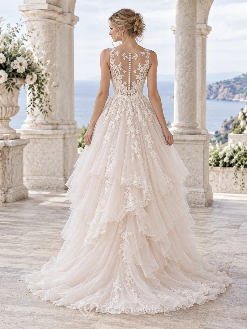 Brautkleid mit asymmetrischem Oberteil, gestuften Rüschen und Knopfleiste am Rücken view 2