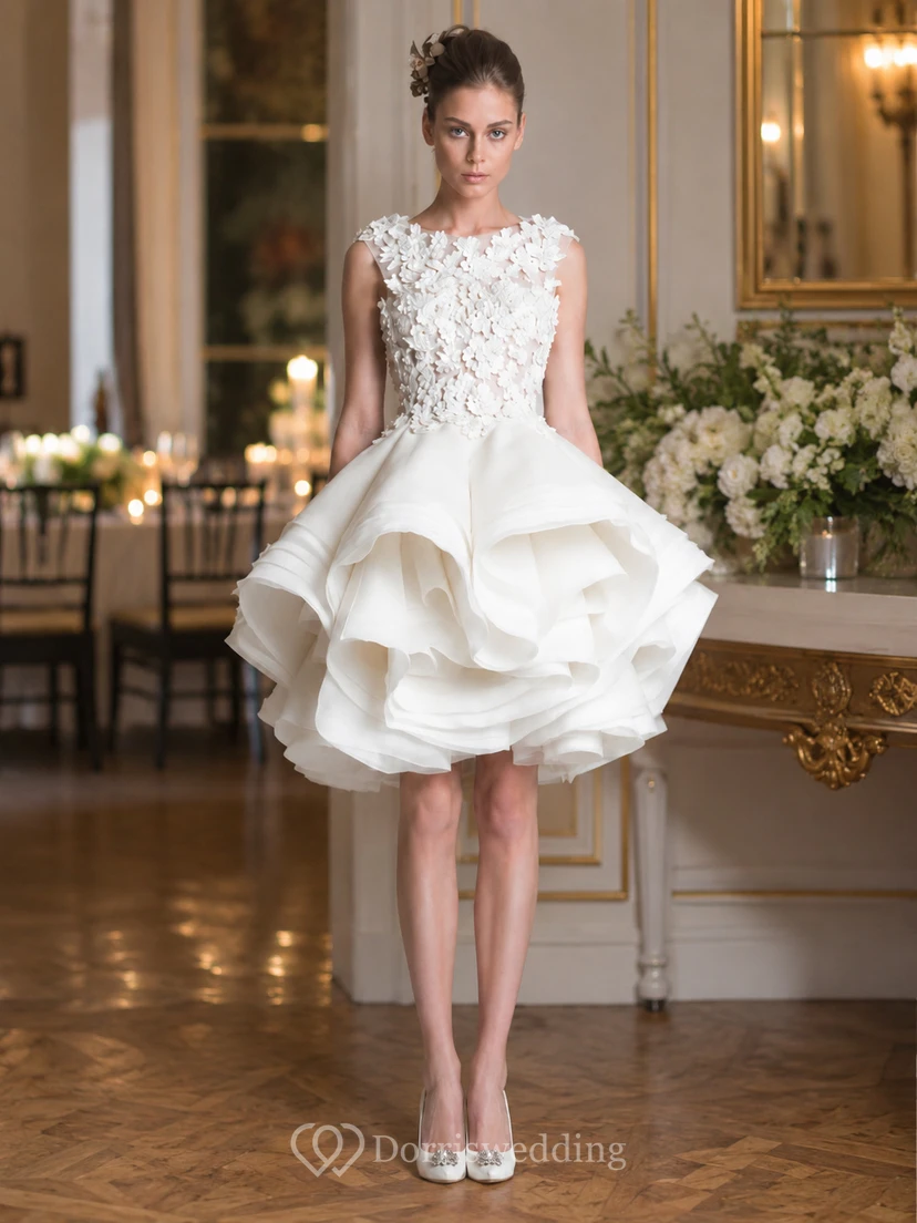 Robe de mariée ivoire à col rond et application florale asymétrique view 9
