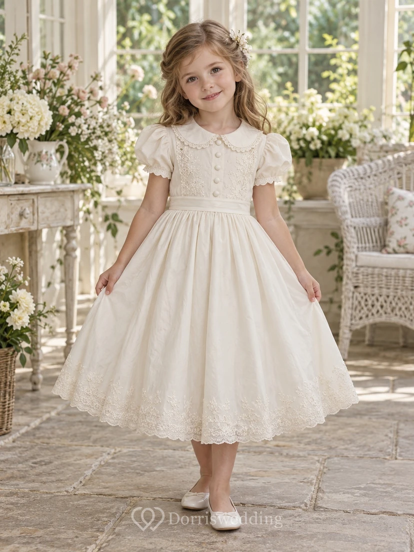 Vestido de niña de flores vintage de corte A con encaje floral color marfil, mangas abullonadas y cuello Peter Pan, hasta la rodilla.