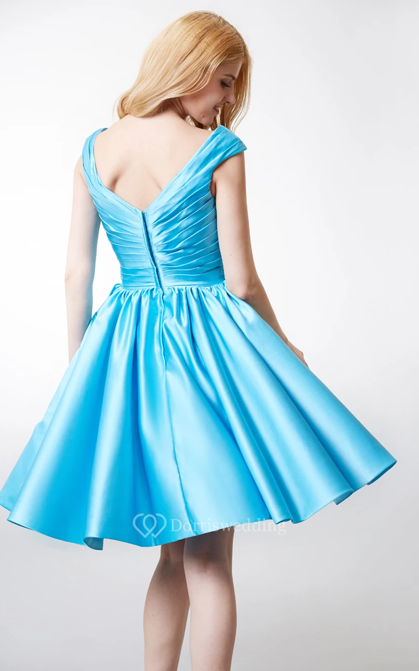 Robe courte féminine en satin froncée à épaules dénudées et ornée de fleurs view 3