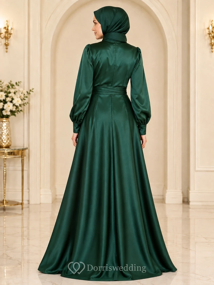 Dunkelgrünes, gerafftes A-Linien-Abendkleid aus Satin mit hohem Kragen, langen Ärmeln und bodenlangem Schnitt – ein schlichtes, elegantes Kleid view 2