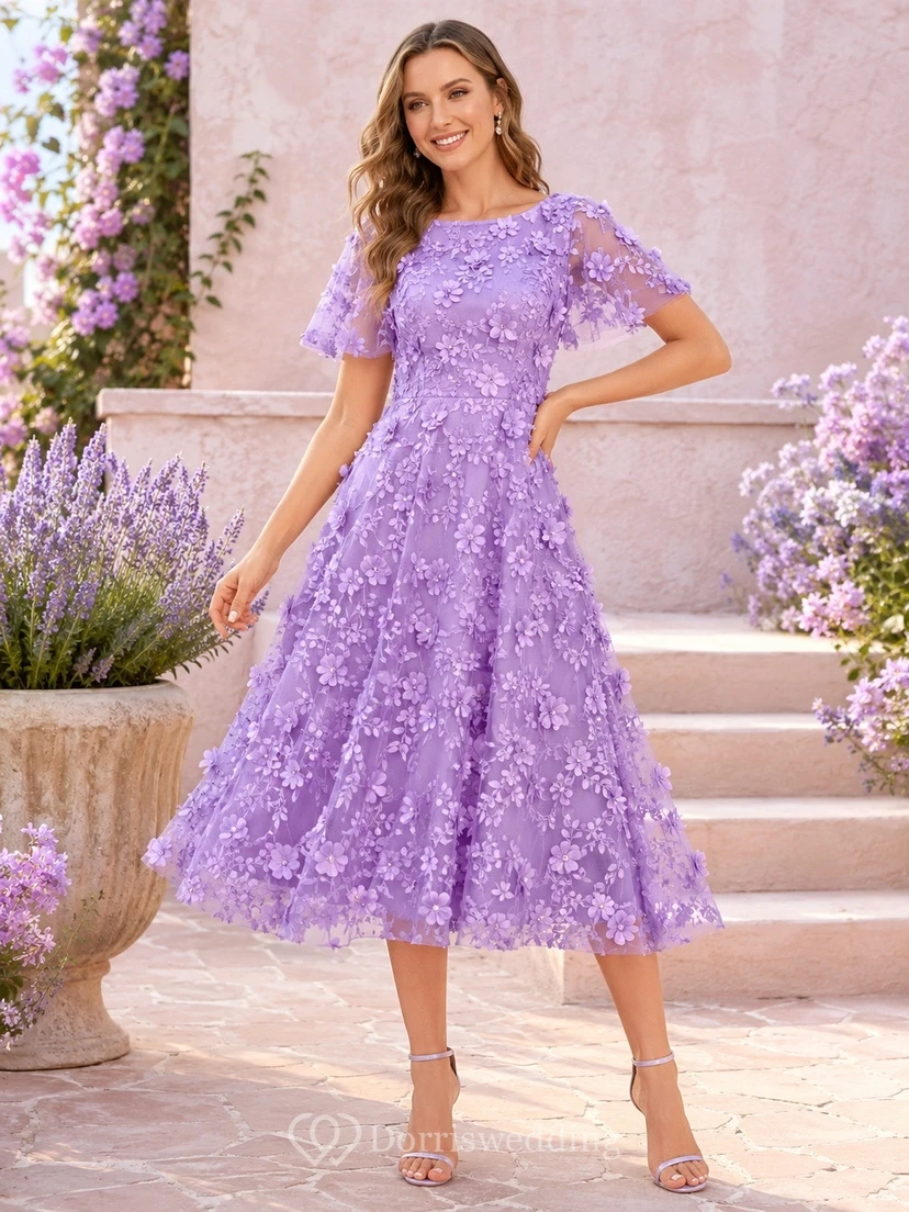 Vestido corto de manga corta con cuello joya y encaje floral lila, largo hasta la rodilla