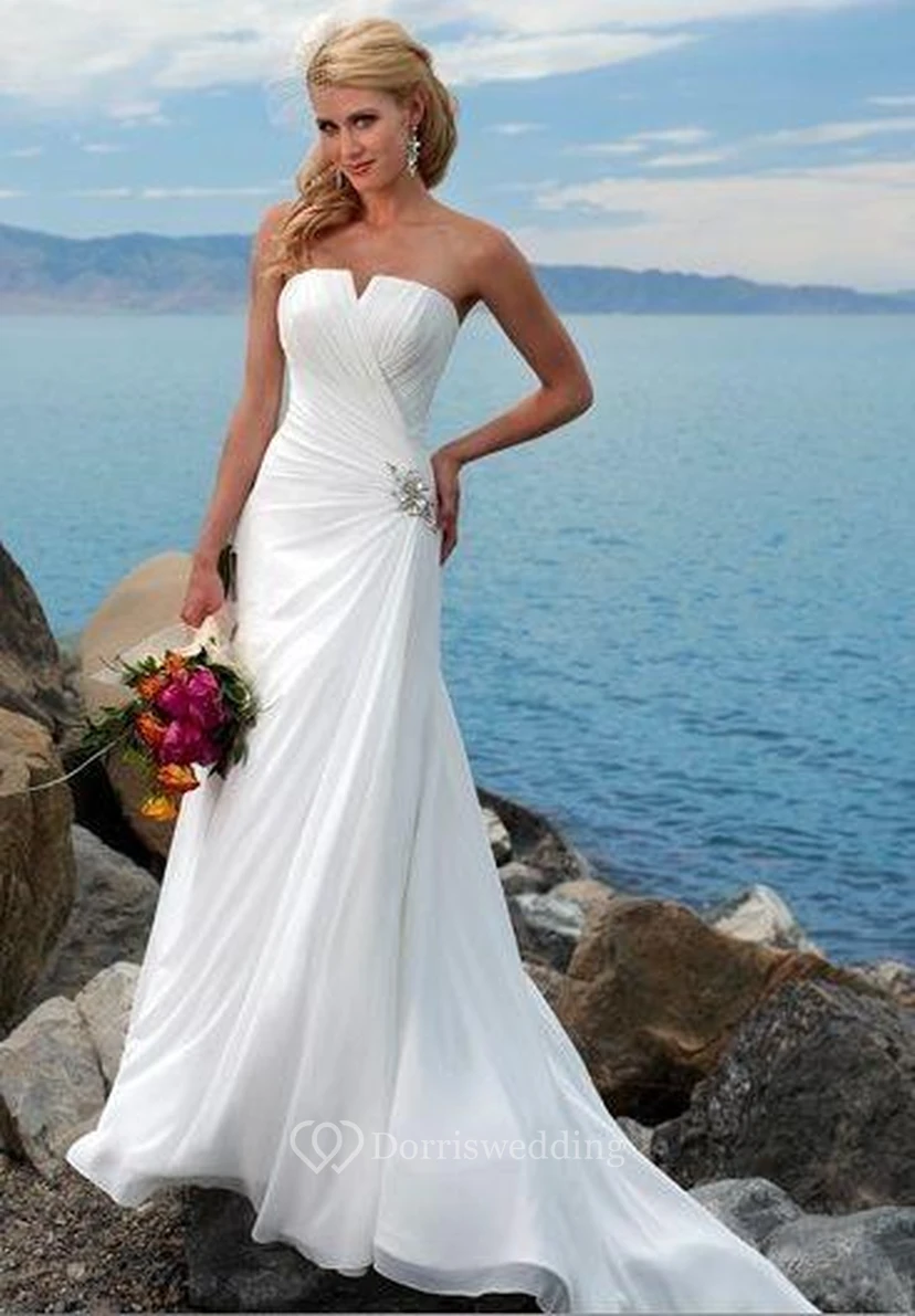Etui-Brautkleid aus trägerlosem Chiffon