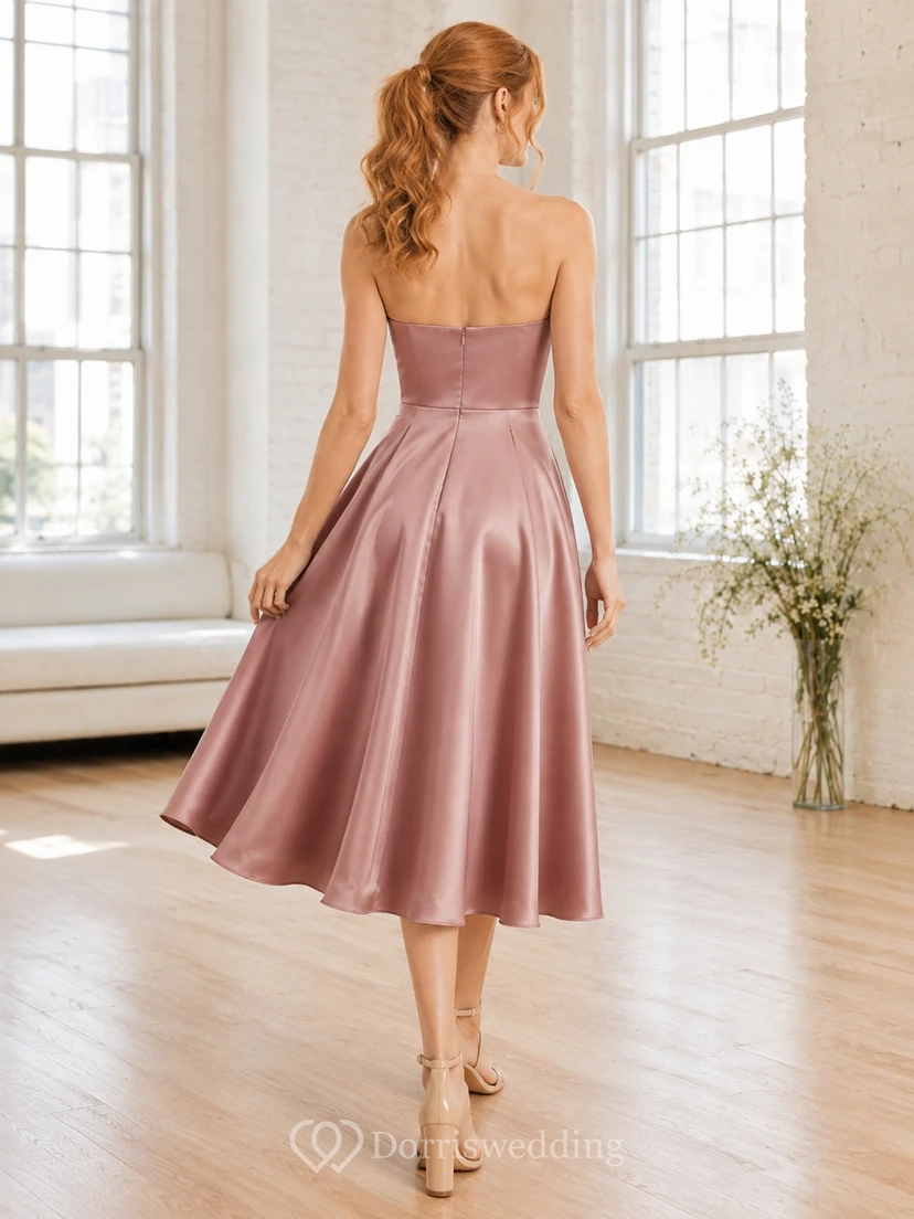 Robe midi romantique en satin rose poudré sans bretelles, coupe trapèze, longueur thé view 2