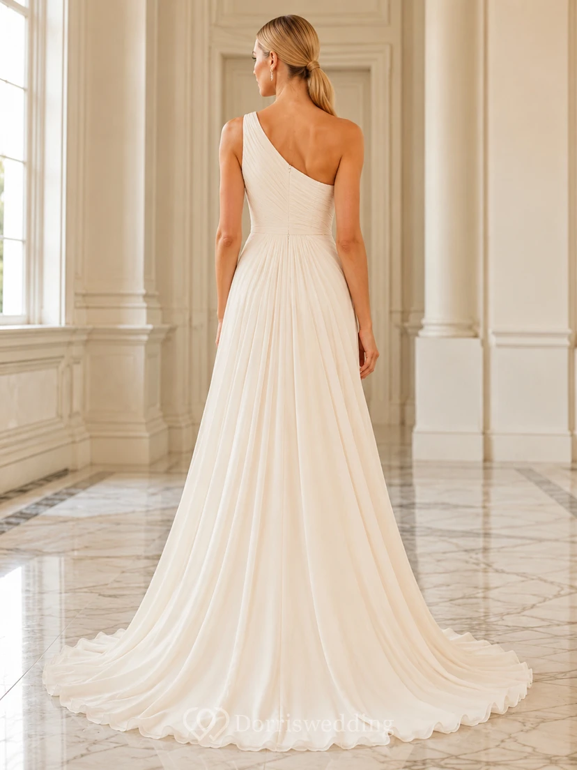 Robe de mariée moderne en mousseline de soie à une épaule, fendue sur le devant et avec traîne. view 2