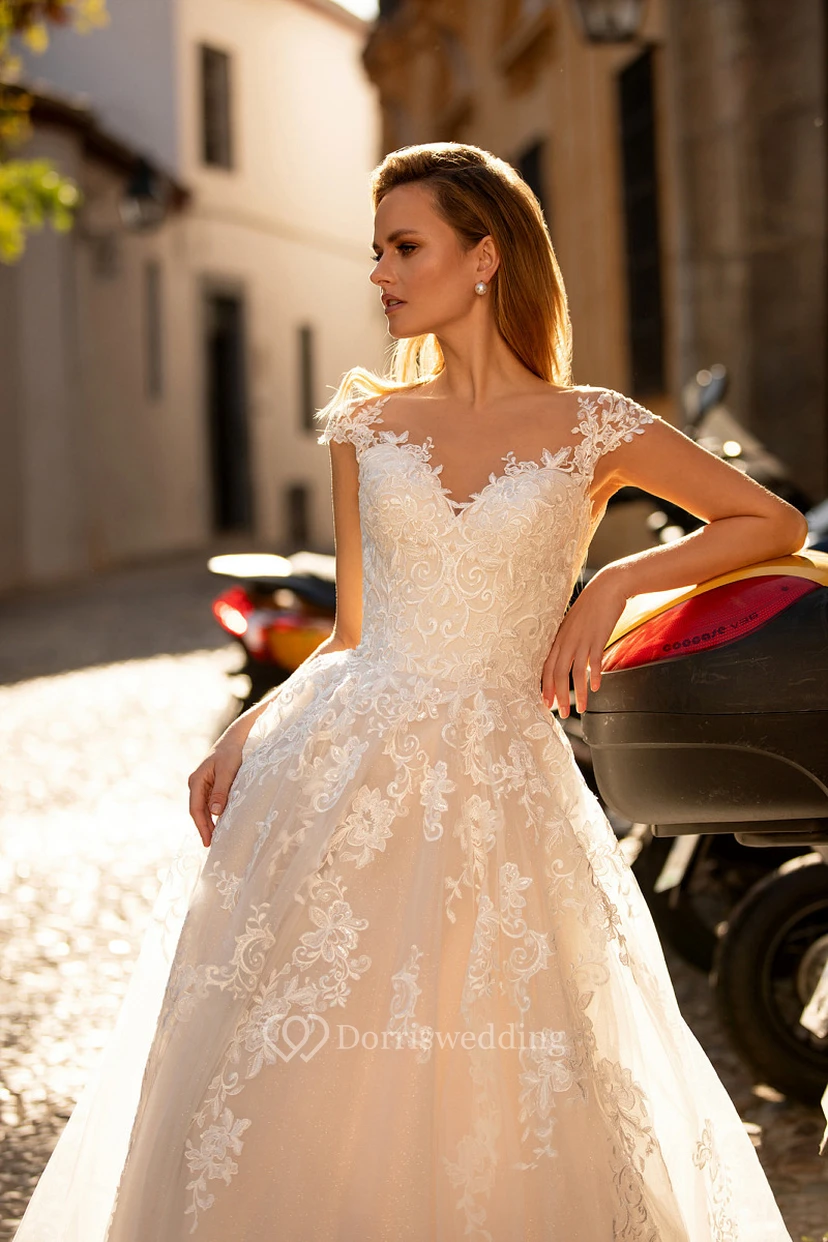 Romantisches champagnerfarbenes A-Linien-Brautkleid aus Spitze mit kurzen Ärmeln und V-Ausschnitt view 2