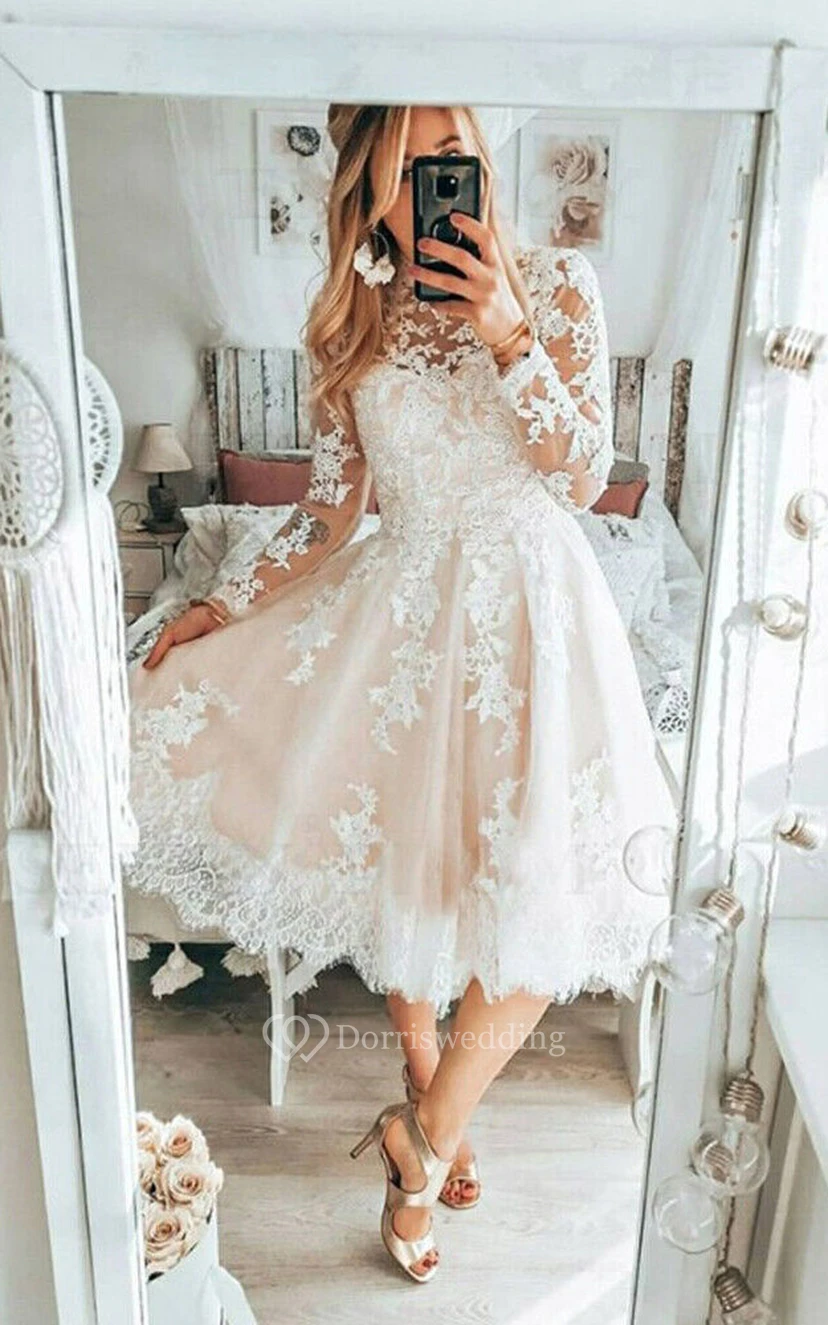 Robe de mariée vintage à col rond, manches longues et coupe trapèze, ornée d'appliqués de dentelle et de col rond, style vintage. view 2