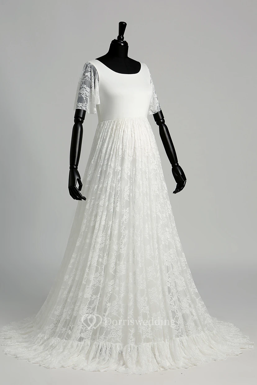 Robe de mariée en satin et dentelle, coupe trapèze, décolleté en V, manches courtes illusion, traîne courte. view 7