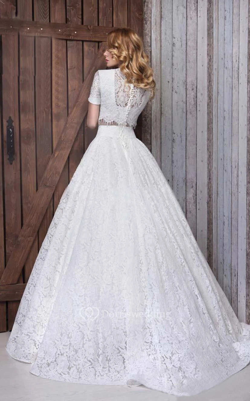 A-Linien-Brautkleid mit kurzem, hohem Kragen, halben Ärmeln, Glockenform, Schlitz vorne, Knopfleiste und Spitze view 2